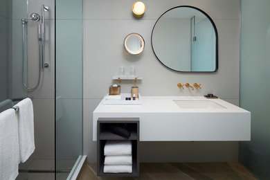 Ejemplo de cuarto de baño contemporáneo con sanitario de una pieza, baldosas y/o azulejos blancos, paredes blancas y lavabo integrado