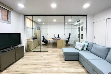 Sala diáfana convertida en un despacho moderno