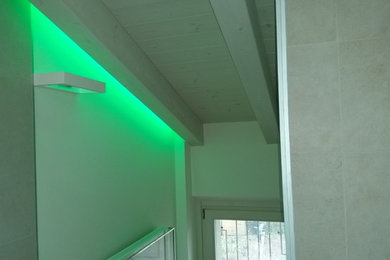 Ispirazione per una piccola stanza da bagno padronale design con vasca idromassaggio, doccia a filo pavimento, WC sospeso, piastrelle beige, piastrelle in gres porcellanato, pareti bianche, pavimento in gres porcellanato, lavabo sospeso, pavimento beige e porta doccia a battente