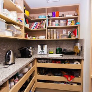 Mittelgroße Moderne Küche ohne Insel in U-Form mit Vorratsschrank, offenen Schränken, hellen Holzschränken, Küchengeräten aus Edelstahl, bunter Rückwand und grauer Arbeitsplatte in Geelong