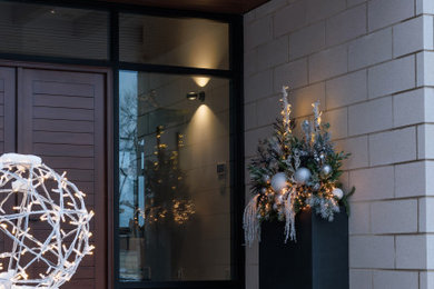 Minimalist entryway photo in Montreal