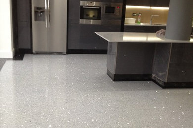 ロンドンにあるおしゃれなキッチン (テラゾーの床、グレーの床) の写真