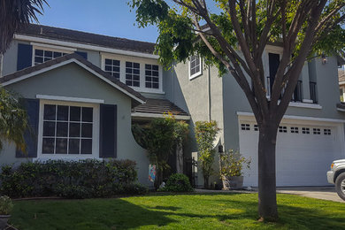 Example of a mid-sized classic gray one-story stucco exterior home design in Sacramento with a shingle roof