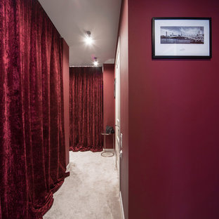 Klassisk inredning av en liten hall, med röda väggar, heltäckningsmatta och vitt golv