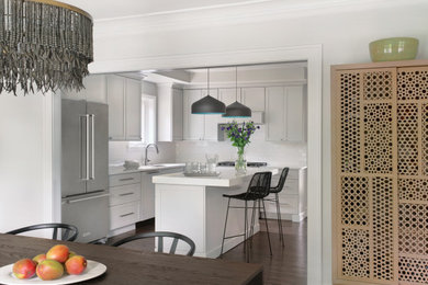 Eat-in kitchen - mid-sized modern l-shaped dark wood floor eat-in kitchen idea in St Louis with an undermount sink, shaker cabinets, white cabinets, quartz countertops, white backsplash, subway tile backsplash, stainless steel appliances, an island and white countertops