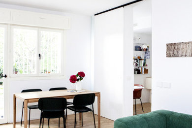 Foto de salón abierto escandinavo de tamaño medio con paredes blancas, suelo de madera clara y suelo marrón
