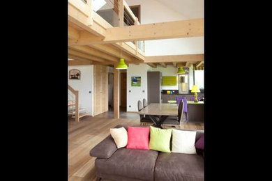 This is an example of a country family room in Grenoble.