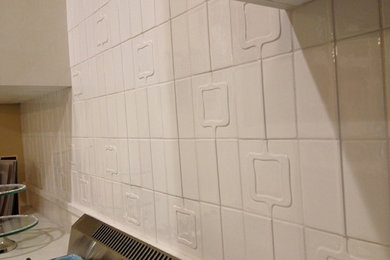 Example of a mid-sized 1960s l-shaped open concept kitchen design in Edmonton with an undermount sink, shaker cabinets, blue cabinets, quartz countertops, white backsplash, ceramic backsplash, white appliances and an island
