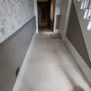 Klassisk inredning av en hall, med kalkstensgolv