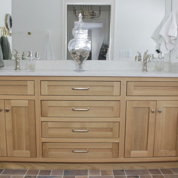 Double vanity in white oak with champagne bronze hardware