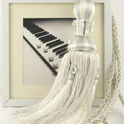 7 Colors QYM25 Polyester and Acrylic Curtain Tassel Tie Backs in White Color - Window Treatment Accessories