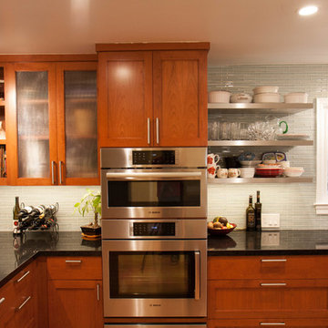 Stainless steel open shelves compliment appliances, book shelf at end