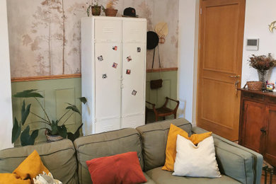 マルセイユにあるお手頃価格の中くらいなミッドセンチュリースタイルのおしゃれな玄関ロビー (緑の壁、無垢フローリング、木目調のドア、茶色い床、壁紙) の写真