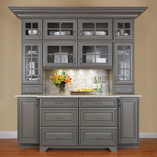 Idées déco pour une arrière-cuisine linéaire classique de taille moyenne avec un placard à porte affleurante, des portes de placard grises, un plan de travail en granite, une crédence métallisée, une crédence en mosaïque, un sol en bois brun et aucun îlot.