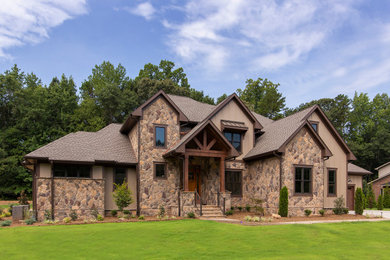 Modelo de fachada de casa marrón y marrón grande de dos plantas con revestimiento de piedra, tejado a dos aguas, tejado de teja de madera y tablilla