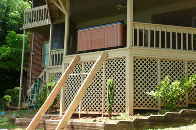 Diseño de terraza de estilo americano grande en patio trasero y anexo de casas