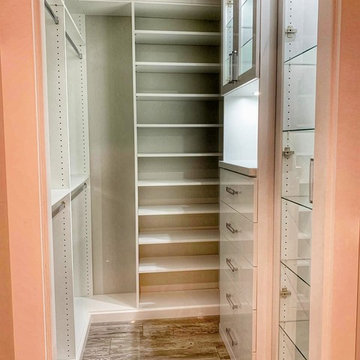 CUSTOM WALK IN CLOSETS