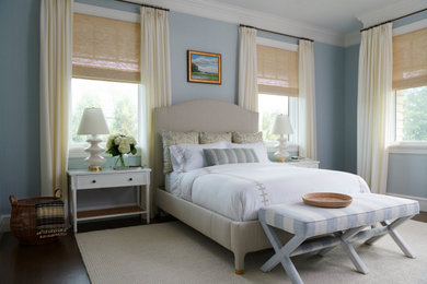 Diseño de habitación de invitados marinera de tamaño medio con paredes azules, suelo de madera oscura, suelo marrón y papel pintado