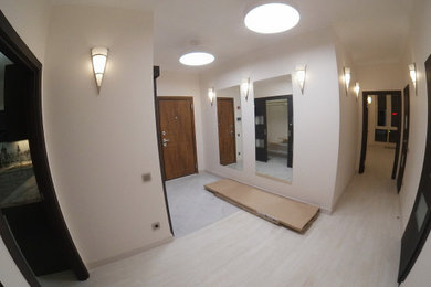 Пример оригинального дизайна: большой коридор в стиле модернизм с бежевыми стенами, полом из ламината и бежевым полом