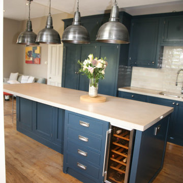 Approved Used Kitchen, Large In Frame Shaker with Bar