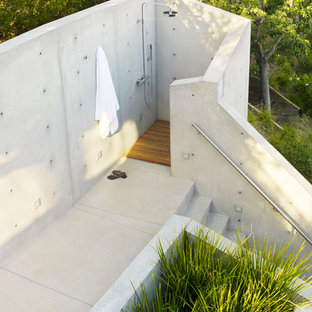 Photo of a modern patio in Los Angeles with an outdoor shower.