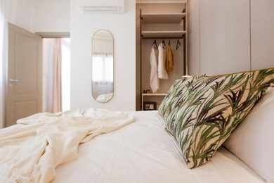 Imagen de dormitorio principal y abovedado minimalista grande con paredes beige, suelo de mármol, suelo beige y ladrillo