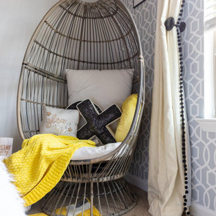 Esempio di una piccola camera da letto minimal con pareti bianche, moquette, pavimento giallo, soffitto a volta e carta da parati