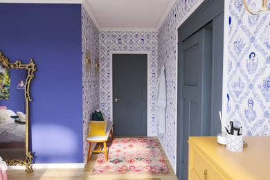 ボストンにある中くらいなエクレクティックスタイルのおしゃれな主寝室 (淡色無垢フローリング、暖炉なし、壁紙) のインテリア