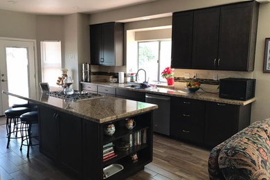 Kitchen - traditional kitchen idea in Los Angeles