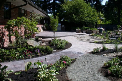 Photo of a traditional landscaping in Portland.
