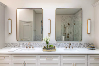 ダラスにあるトランジショナルスタイルのおしゃれなマスターバスルーム (白いキャビネット、白い壁、白い洗面カウンター、洗面台2つ、造り付け洗面台) の写真