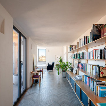 Attico a Trastevere - Ingresso con libreria a parete custom made