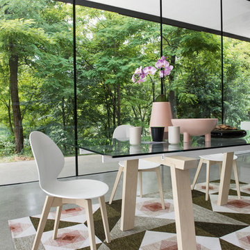 Levante Extending Table - Transparent Glass Top + Matte Optic White Metal Frame