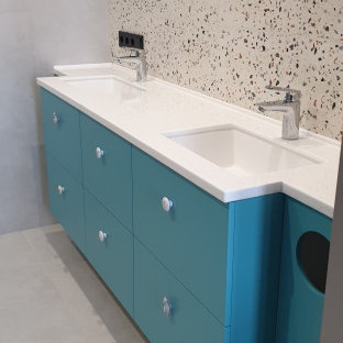 Bäder mit Steinplatten und Wandpaneelen Ideen, Design & Bilder - August