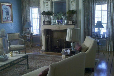 Example of a transitional living room design in New York