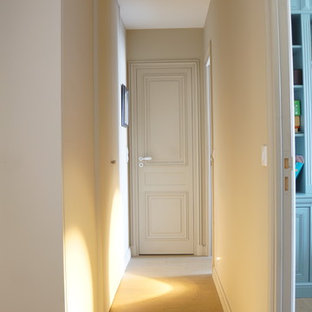 Bild på en liten vintage hall, med grå väggar, ljust trägolv och brunt golv