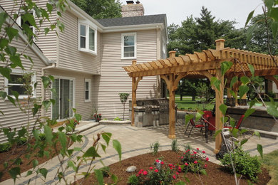 Example of a classic patio design in Chicago