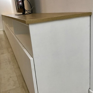 Meuble télé avec grand linéaire de rangement