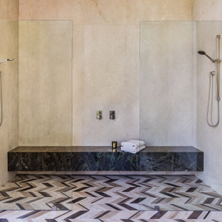 Ispirazione per una grande stanza da bagno padronale moderna con vasca freestanding, doccia aperta, piastrelle beige, piastrelle di marmo, pareti beige, pavimento in pietra calcarea, top in marmo, pavimento multicolore, porta doccia a battente e top verde