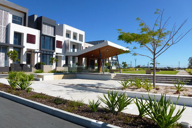 Geometrischer, Großer Moderner Vorgarten mit direkter Sonneneinstrahlung und Natursteinplatten in Gold Coast - Tweed