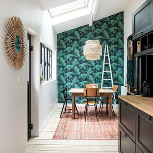 パリの中サイズのエクレクティックスタイルのLDKの画像 (白い壁、淡色無垢フローリング、暖炉なし)