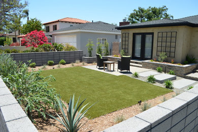 Design ideas for a mid-sized modern front yard garden in San Diego.