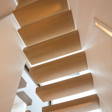 Escalier suspendu avec marches en chêne naturel huilées