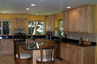 Example of a classic kitchen design in Detroit