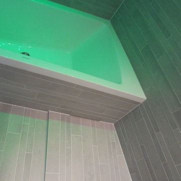 Die Farblichtdecke verändert je nach Stimmung die Farbe der weißen Badewanne