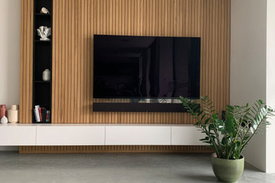 Foto de cine en casa minimalista con televisor colgado en la pared