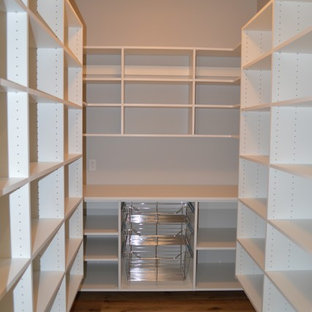 Große Klassische Küche in U-Form mit Vorratsschrank, Landhausspüle, offenen Schränken, weißen Schränken, Onyx-Arbeitsplatte, bunter Rückwand, Rückwand aus Marmor, Küchengeräten aus Edelstahl, braunem Holzboden, Kücheninsel und orangem Boden in Sonstige