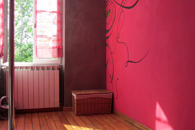 Ejemplo de cuarto de baño principal grande con ducha a ras de suelo, paredes rosas y suelo de madera clara