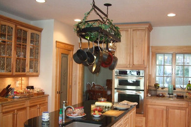Inspiration for a timeless kitchen remodel in Richmond