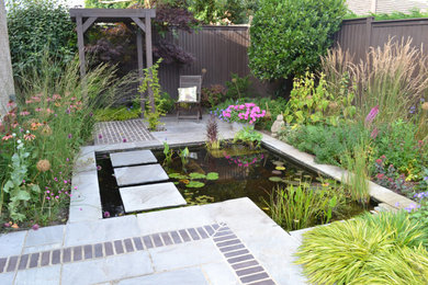 Идея дизайна: маленький участок и сад с с деревянным забором для на участке и в саду